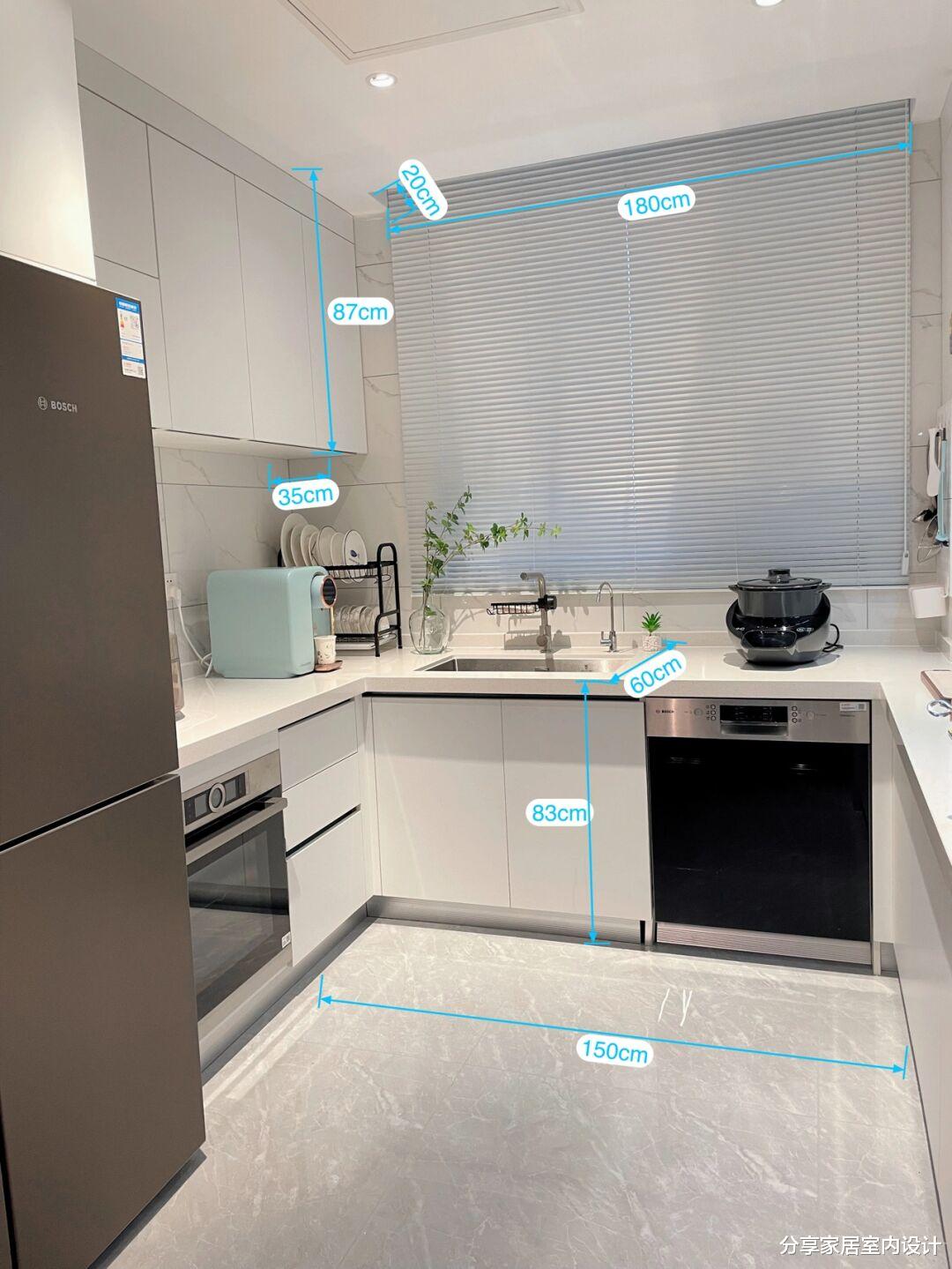 看她一家四口的房子，家里收拾干干净净，生活开心幸福，值得学习