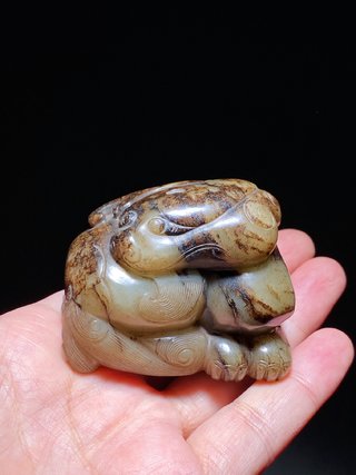 和田玉籽料|宋 和田玉籽料 黑沁 瑞兽 神兽 把件 摆件 席镇