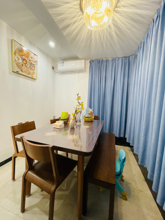 144平四房,住了一年多,感觉风格凌乱不入流,跟不上现在的装修