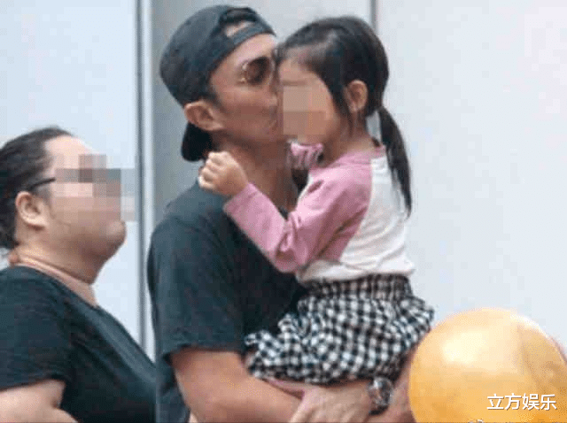 龙凤呈祥|林心如夫妇给孩子庆生，女方冬天露大长腿，霍建华全程负责推行李