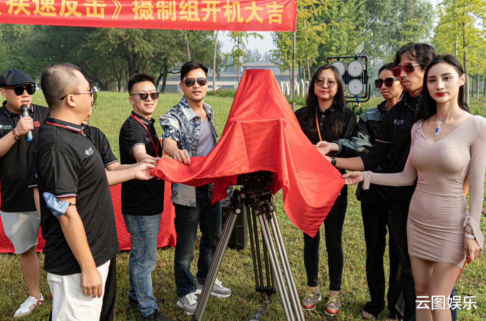 吕良伟|吕良伟携侄女回内地拍戏!两叔侄长太像,21岁儿子罕露面身材圆润