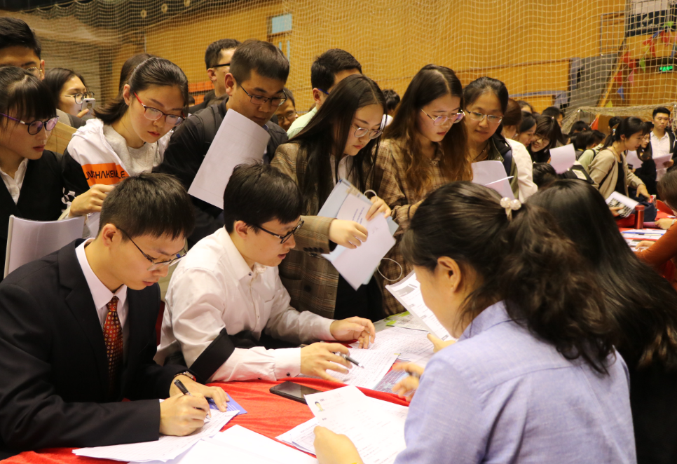 大学生|储殷教授发文：“大学生进厂不丢人”，激怒网友，评论争吵不休