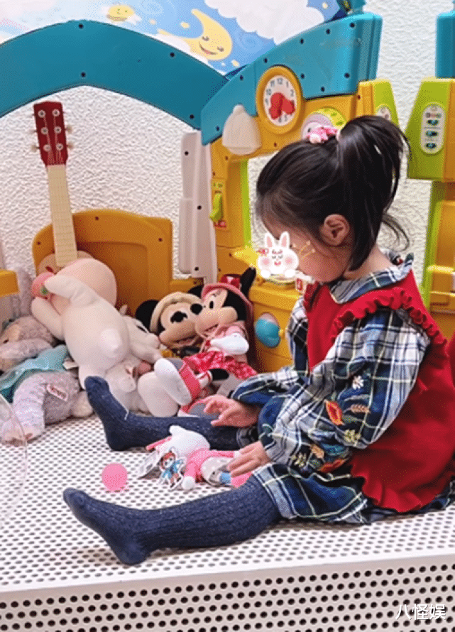 陈赫|陈赫妈妈豪宅内为孙女庆生,咲咲露出眼睛像爸爸,陈赫基因太强大