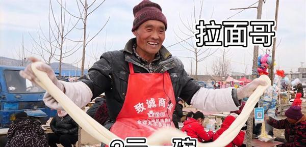 拉面哥现状：面摊升级开张，装修精致像农家院，被嘲人气不如当初