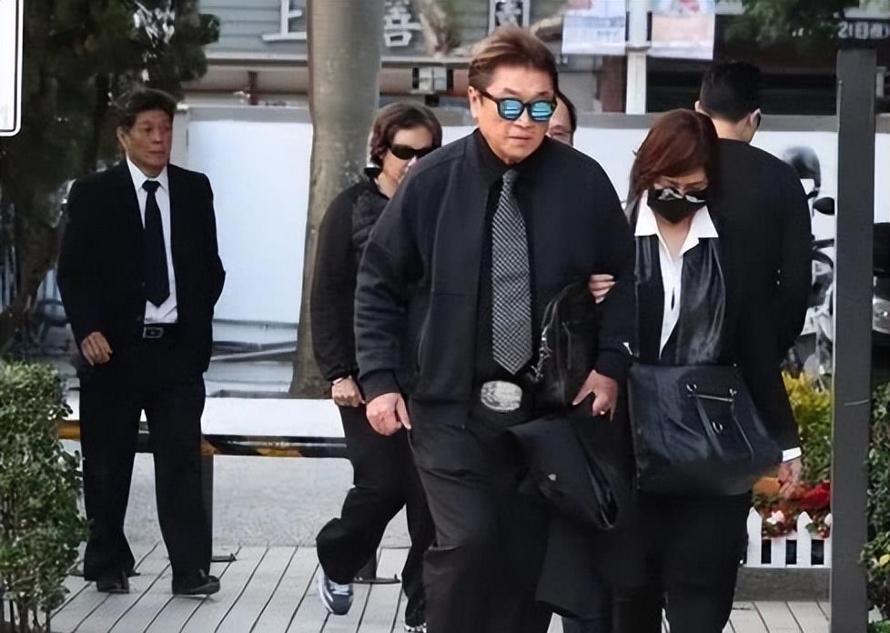 美剧|高以翔冥诞纪念铜像落成,黑人毛加恩现身揭幕,家人持白玫瑰缅怀