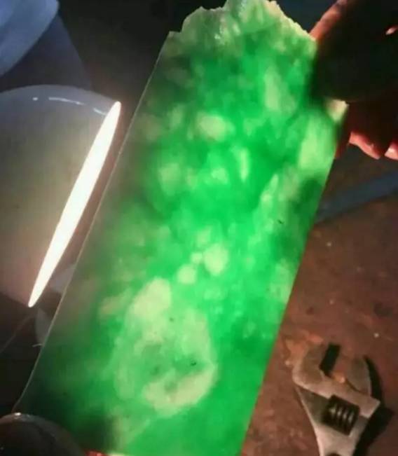 翡翠|价值1000万的翡翠原石才车出46颗翡翠珠子？你敢这么玩？