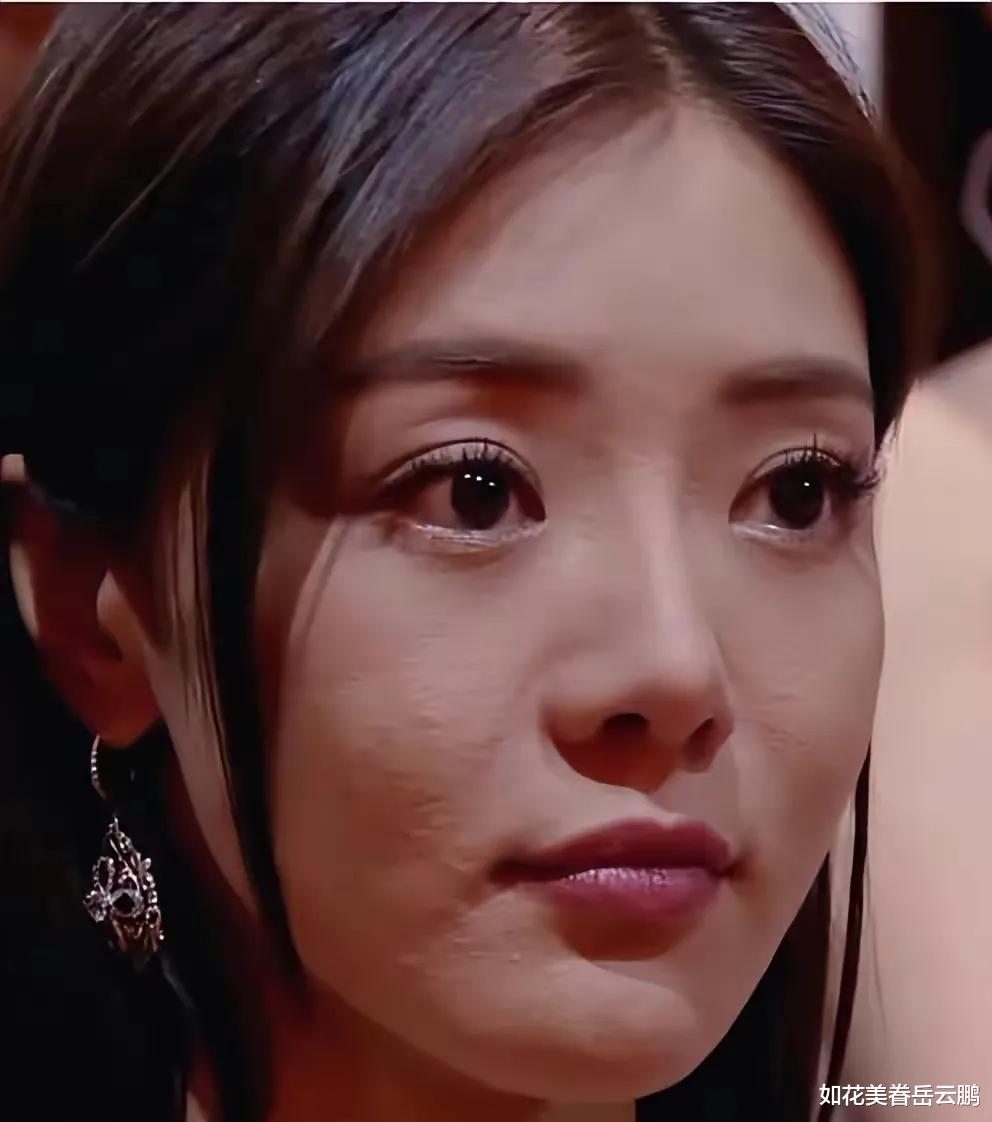 粉底 明星的皮肤真没有素人好，痘印粉刺好明显，全靠粉底滤镜撑