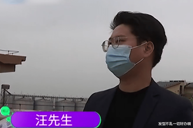 ?帅小伙去要账，遭大妈反锁屋内搂抱，账没要回来还差点丢了清白