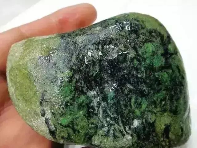 翡翠|【老帅翡翠】：“不识场口，不玩赌石”，皮壳出现这种颜色的物状时，最好远离！