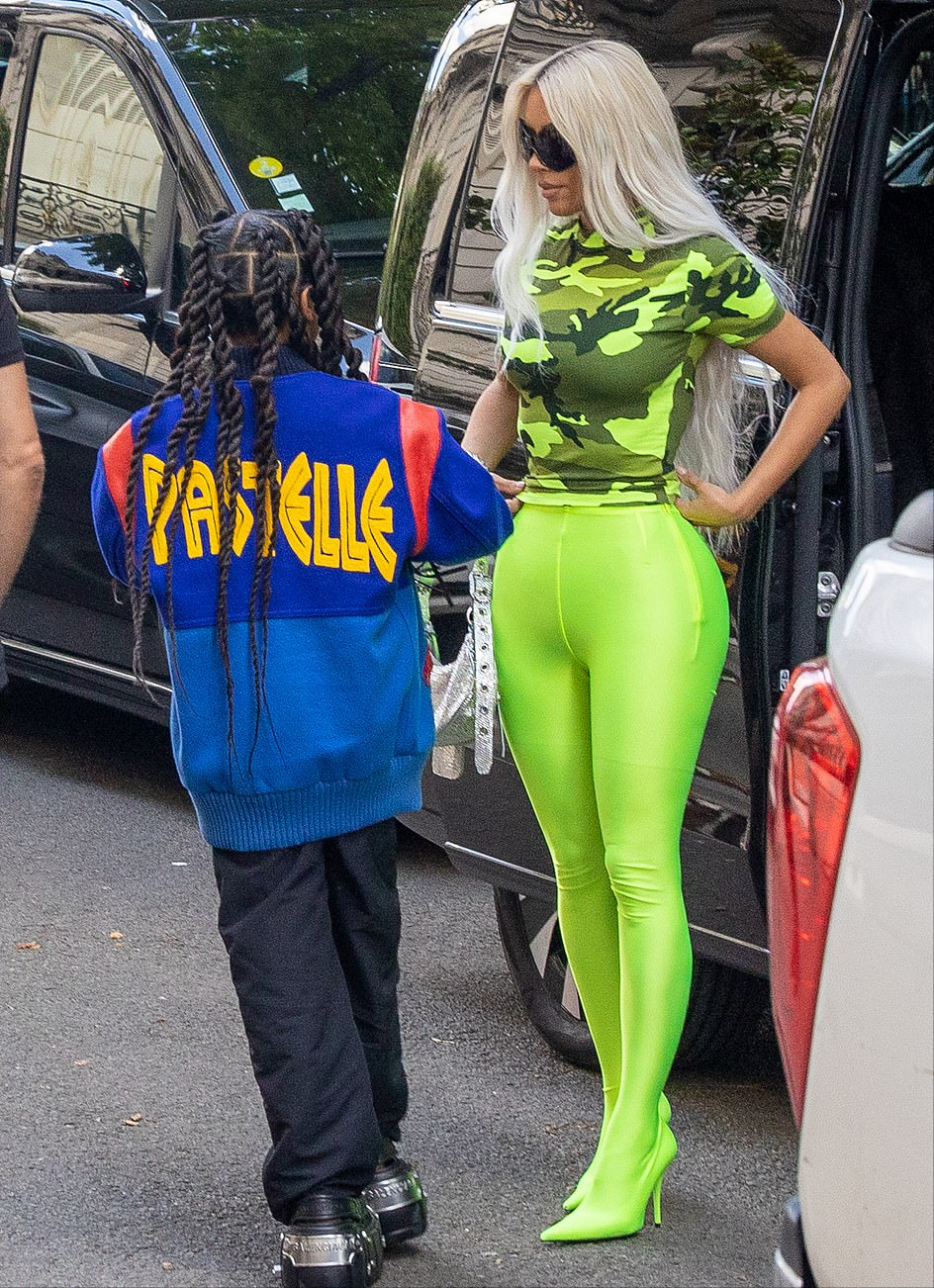 金·卡戴珊|金卡戴珊最新体脂率才18.8！体重才104斤，穿紧身衣更有少女感了