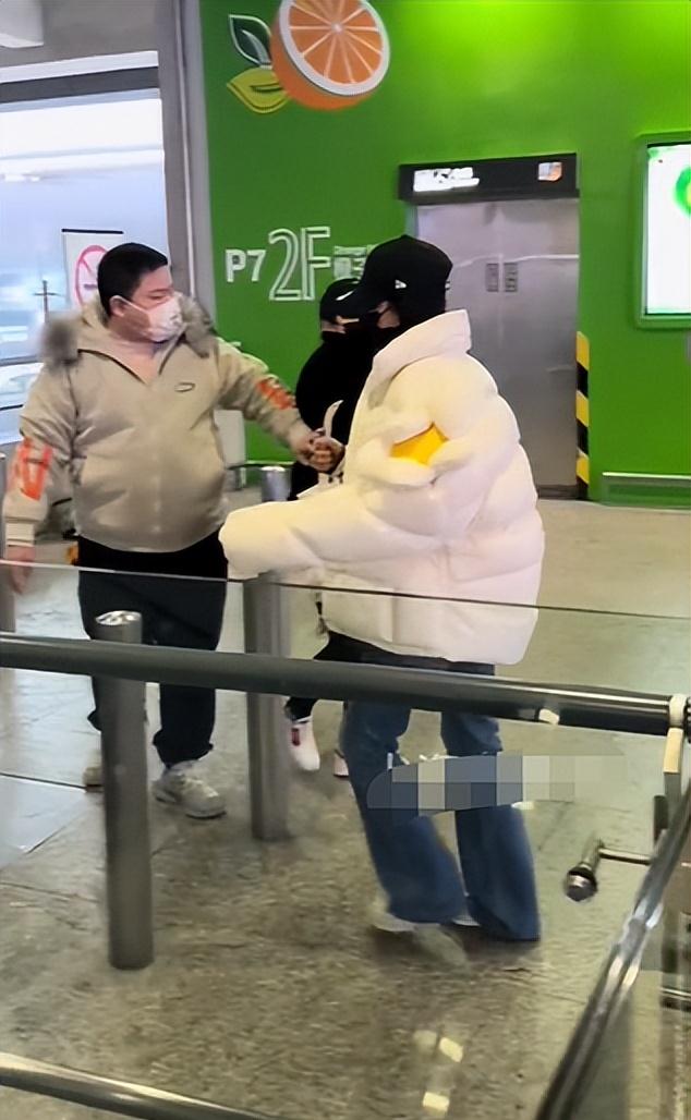 张雨绮|张雨绮绿发造型曝光，穿紧身短裙秀凹凸身材，怼脸拍显精致五官