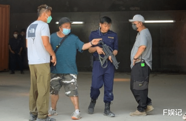 张学友|张学友复出拍戏首日帅气现身 与谢霆锋穿海关制服拍枪战戏份