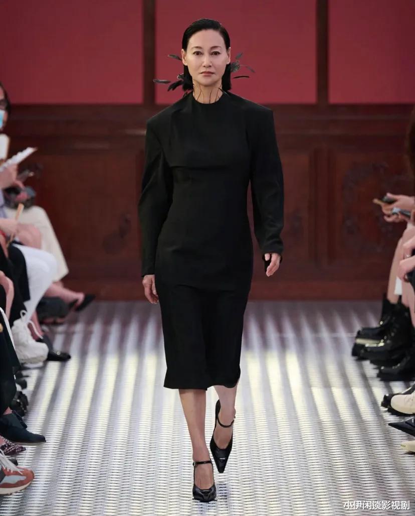 春夏|Prada秋冬大秀：惠英红廖凡惊艳，女演员春夏，含胸驼背还笑场！