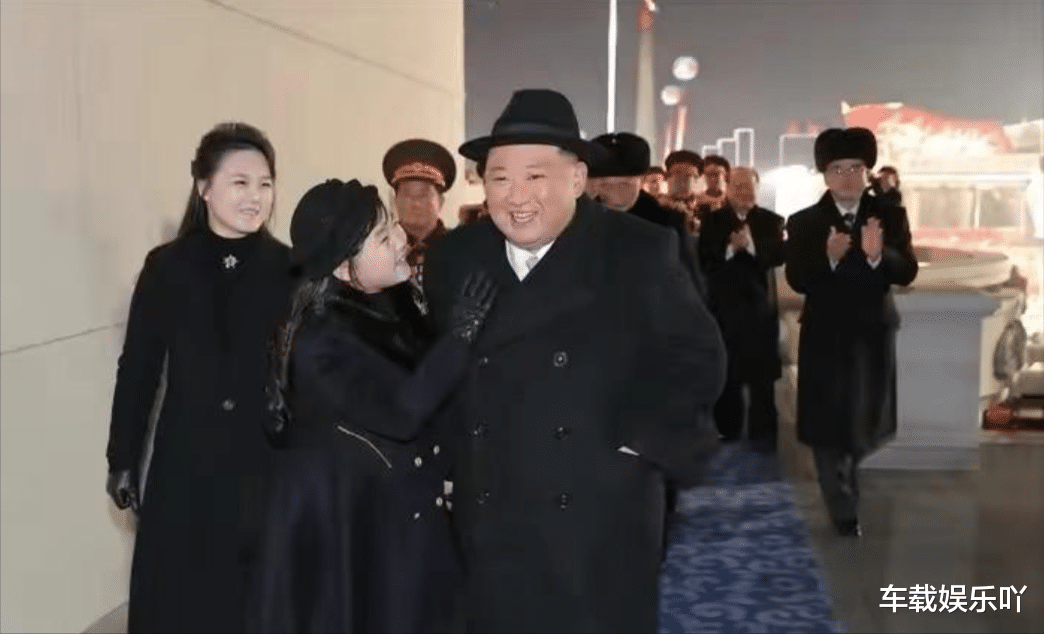 乔治王子|9岁金珠爱穿成人衣出镜!牵手老爸走C位,却比乔治王子有领导范儿