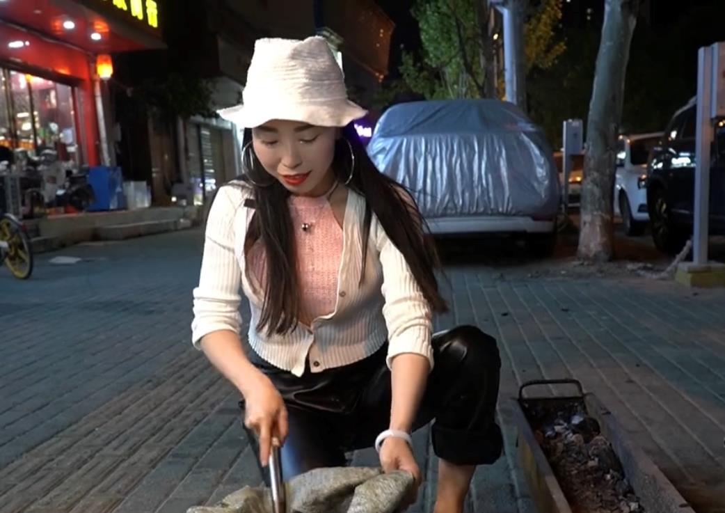 千万资产被丈夫败光,90后美女摆摊买3套房,弟弟离婚也不回娘家