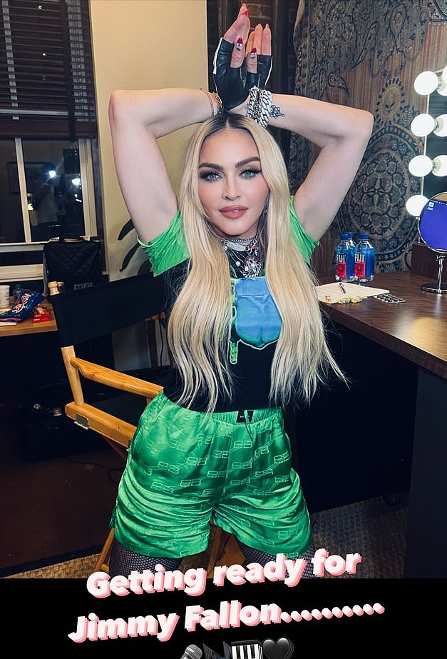 麦当娜|麦当娜16岁黑人儿子穿长裙亮相太吸睛!比妈妈还有范儿,太个性了