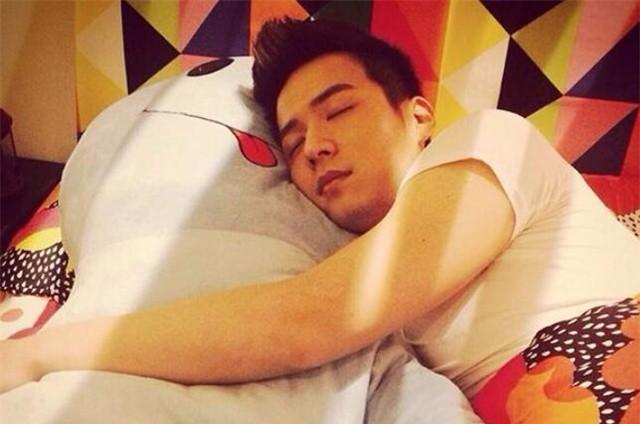 参观魏千翔住的豪宅，家里设有健身房坚持健身，难怪身材这么好