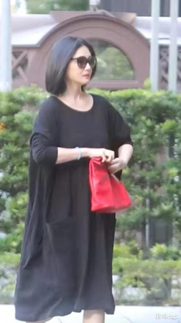穿衣搭配 大S参加聚会，剪短发表情冷艳，脚踝和手腕一样细太骨感