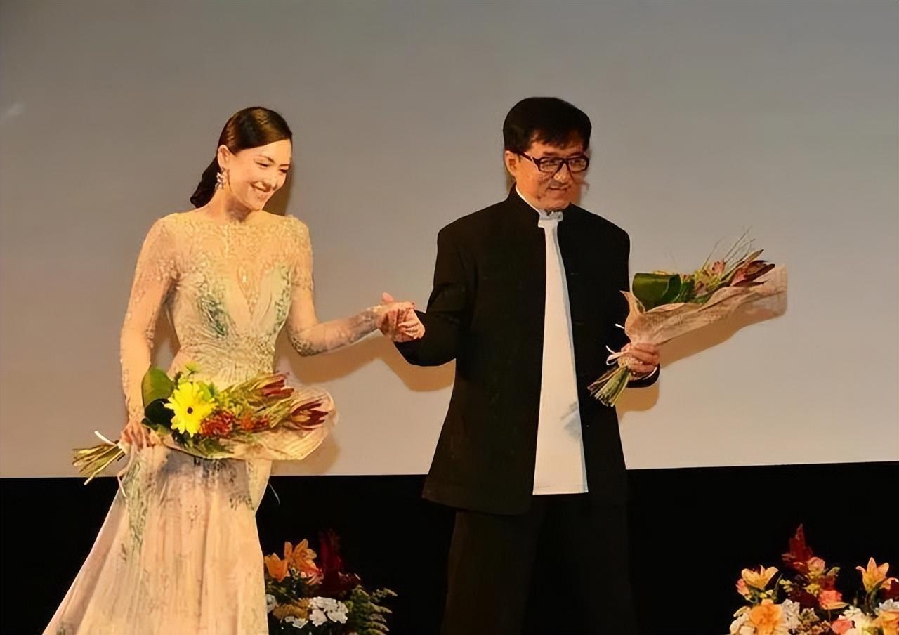 章子怡|22年前的《尖峰时刻2》庆功宴，成龙：礼物呢？章子怡：我就是今晚的礼物