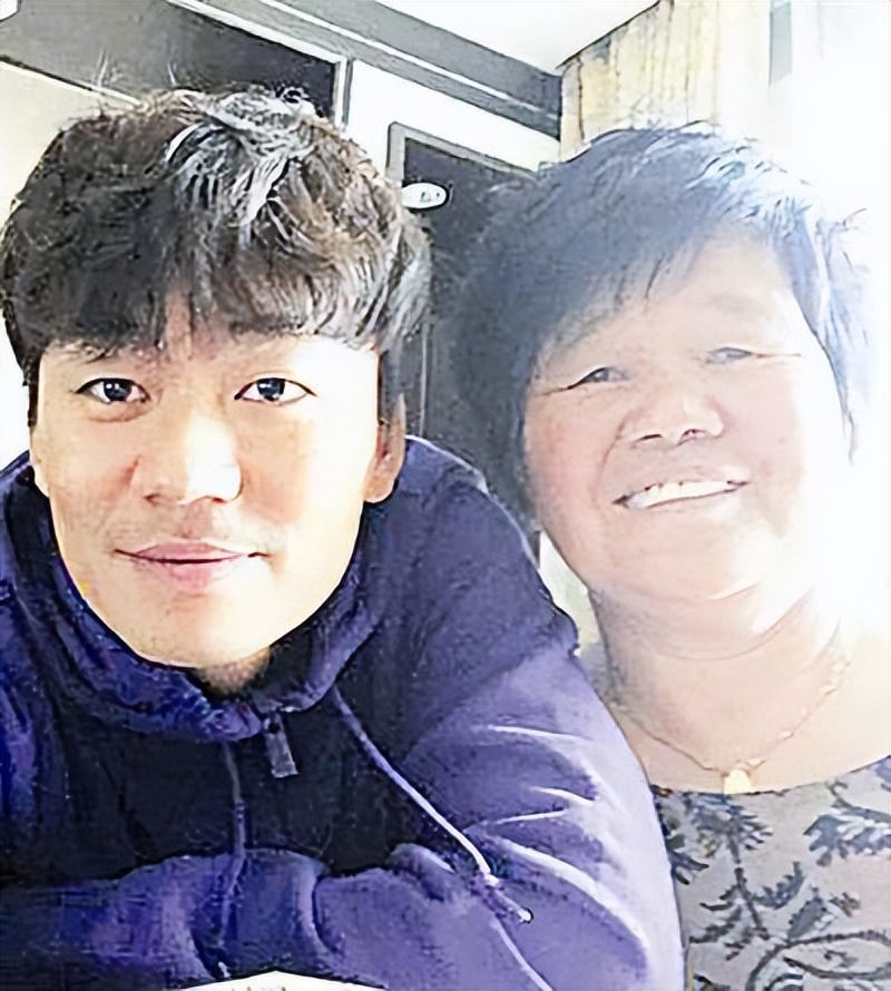 王宝强|演员王宝强：懂事低调又孝顺，母亲67岁去世，成了他心中永远的痛