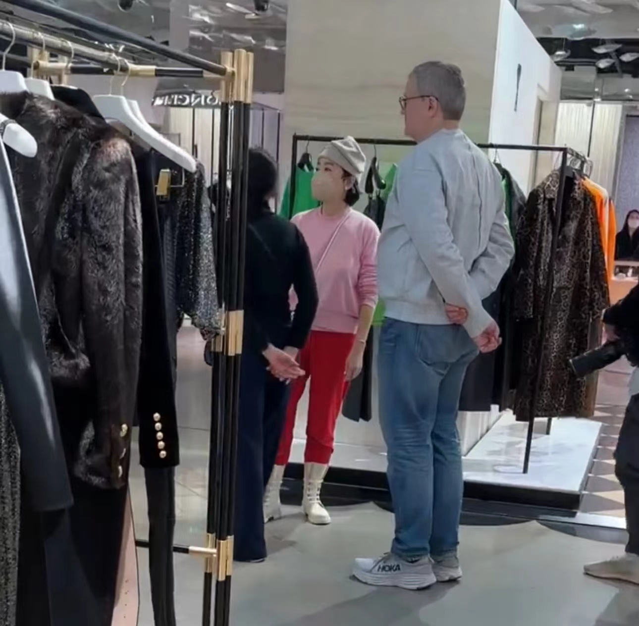 林青霞|林青霞现身巴黎逛街,打扮时髦状态年轻,拒绝粉丝合影被嘲衣品差