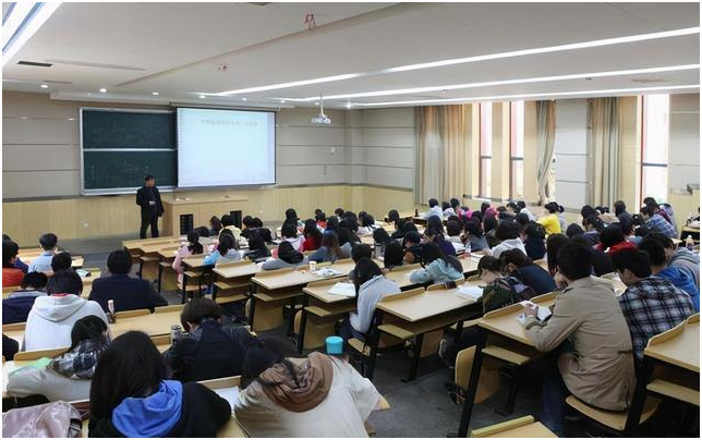 本科生|大专女生求职不满被拒,晒简历求安慰,结果被网友群嘲“普信女”