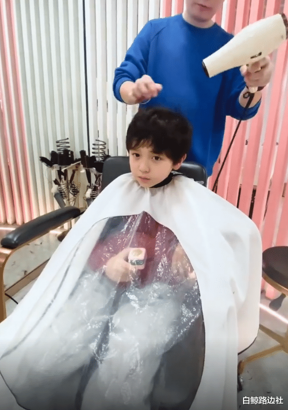 大麟子|邓莎8岁儿子骑马！大麟子马术娴熟气质酷，五官和妈妈似复制粘贴