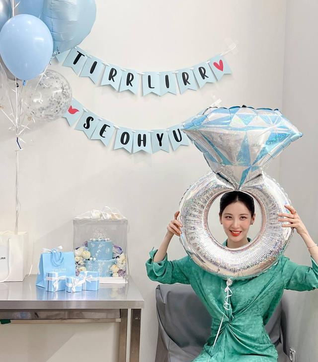 徐玄|少女时代徐贤晒出自己收到的超大钻戒，满脸笑容超开心！