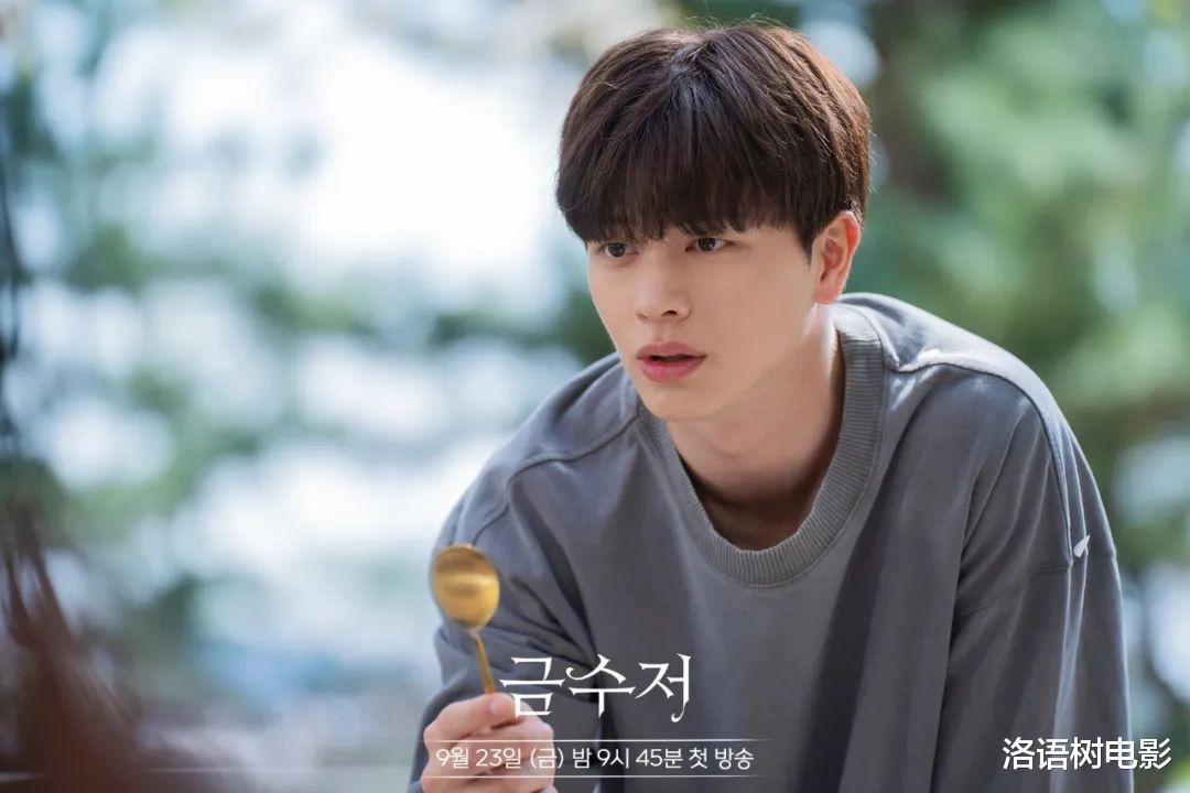 国产剧|《金汤匙》:穷小子用一把金汤匙逆天改命成为亿万富豪