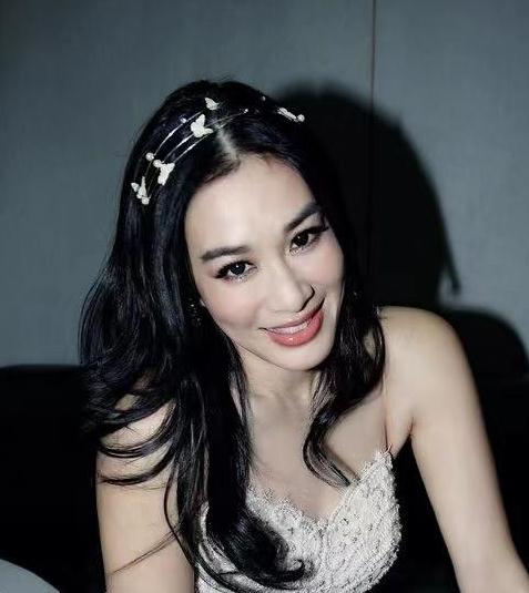 钟丽缇|钟丽缇穿大衣雪中跳舞,对镜头抛媚眼,小肚赘肉多