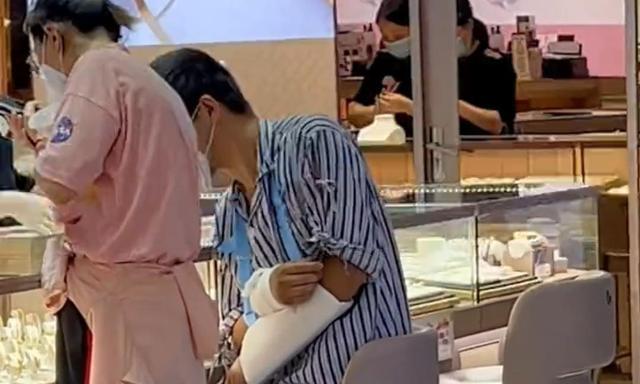 男子打着石膏陪老婆去买首饰,网友:你猜他的胳膊是怎么断的
