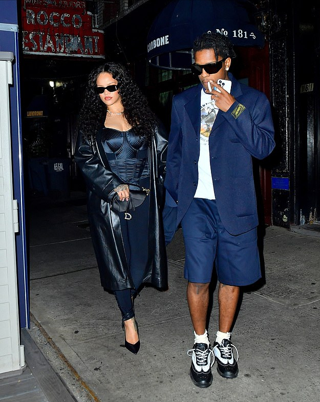 蕾哈娜|蕾哈娜和男友甜蜜牵手亮相！穿一身黑色好酷，生完孩子身材恢复了