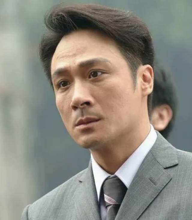 吴镇宇|60岁吴镇宇现身内地搭公交,坐老弱病残座遭质疑,穿着朴素无人识