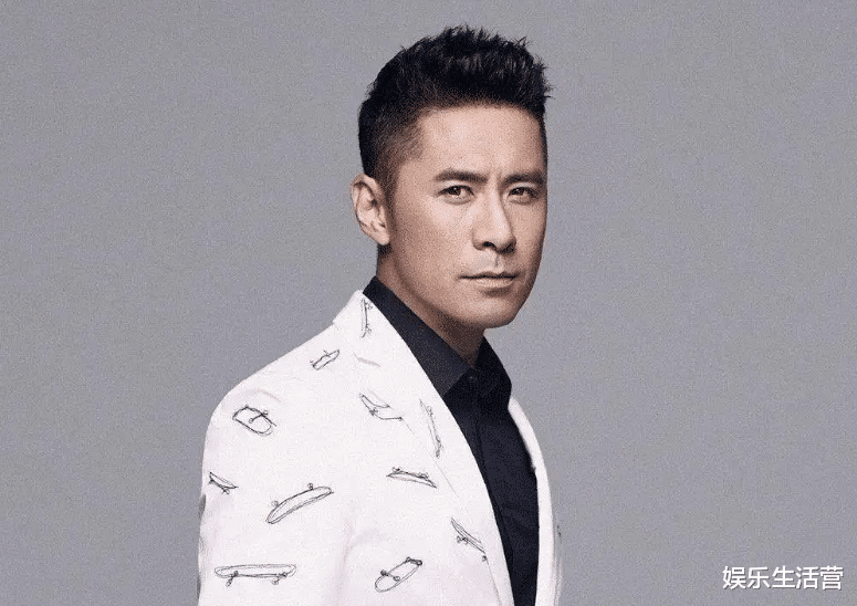 黄征|黄征在家摘樱桃，一双儿女罕见出镜，长相宛如复制粘贴，基因强大