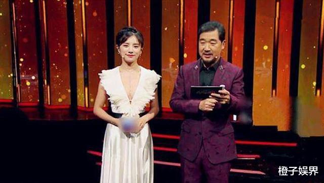 张国立|因现场失误,漏穿一件衣服,一旁的张国立楞是60分钟没转头