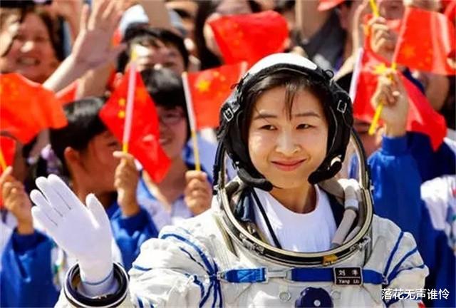 中国首位女宇航员返回地面后,为何销声匿迹了?如今她的生活怎样