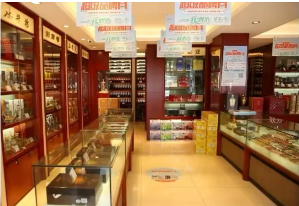 江苏南京,男子因过节要给客户送礼,在一家烟酒店处购买了两条中华香烟和一瓶高度数的茅台酒
