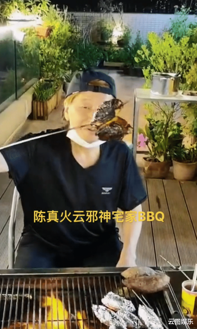|74岁梁小龙定居内地,豪宅烧烤太惬意,花园里种满绿植环境优美