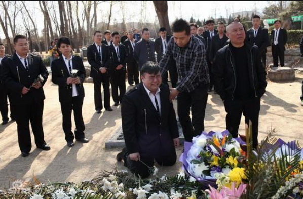 赵忠祥|倪萍、杨澜等人为赵忠祥过80岁冥寿，众人围着雕塑唱喜歌引热议