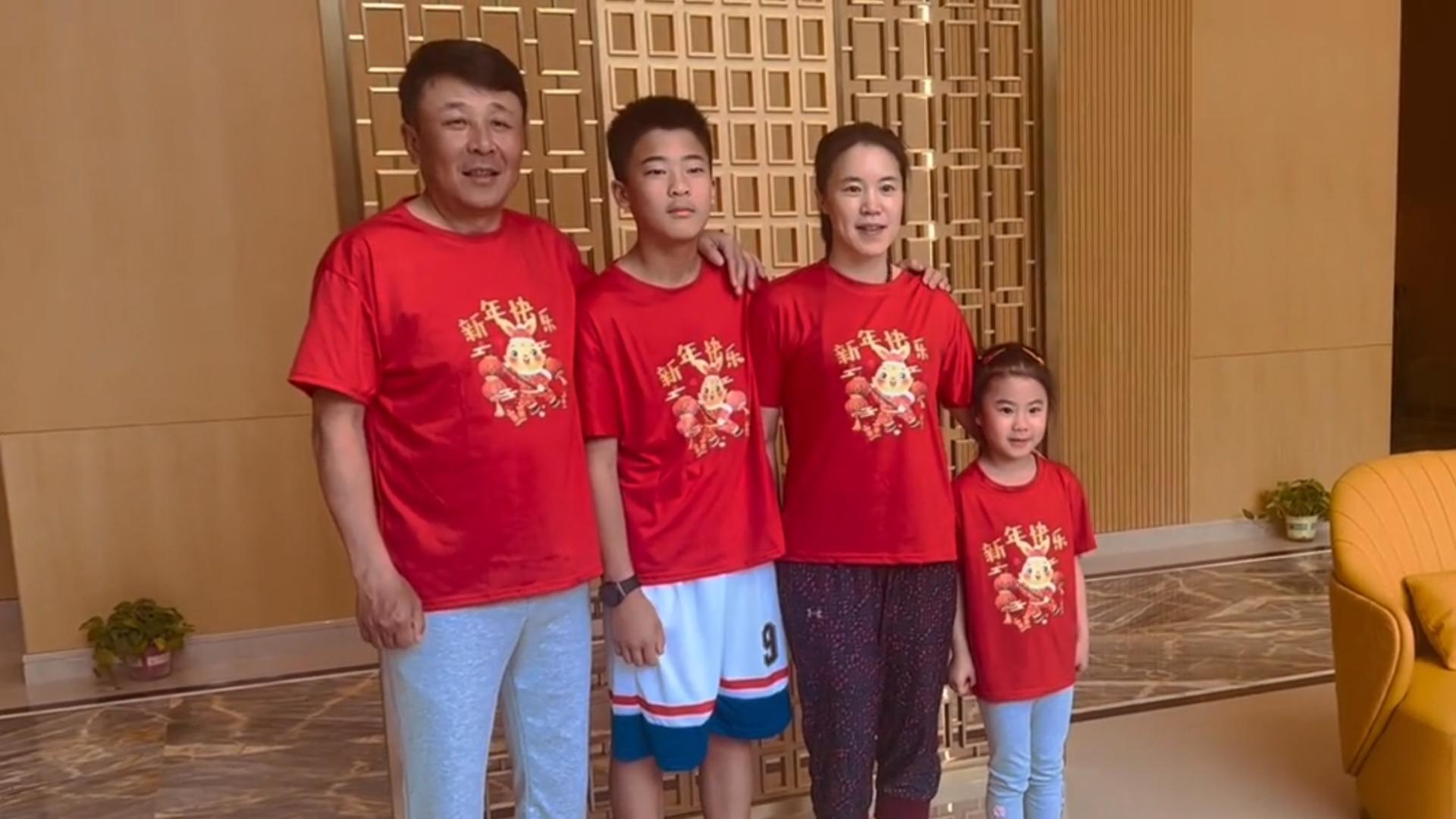 王楠|幸福满格! 王楠巨富老公晒全家福, 儿子身高荣升第二, 笑笑: 我要超姚明