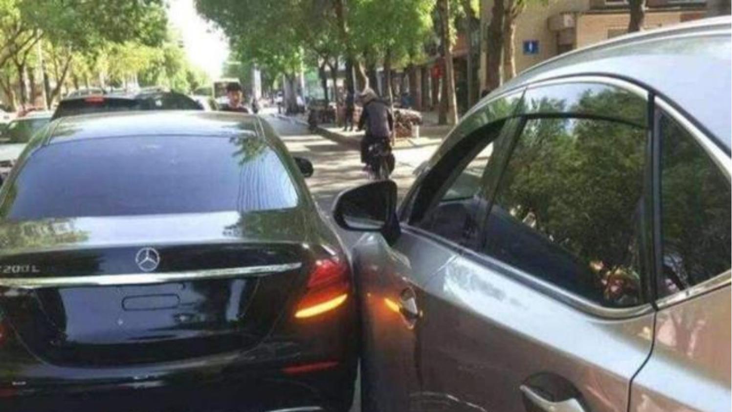 车停在路边被撞了，先报警还是先叫保险？顺序如果弄错损失就大了