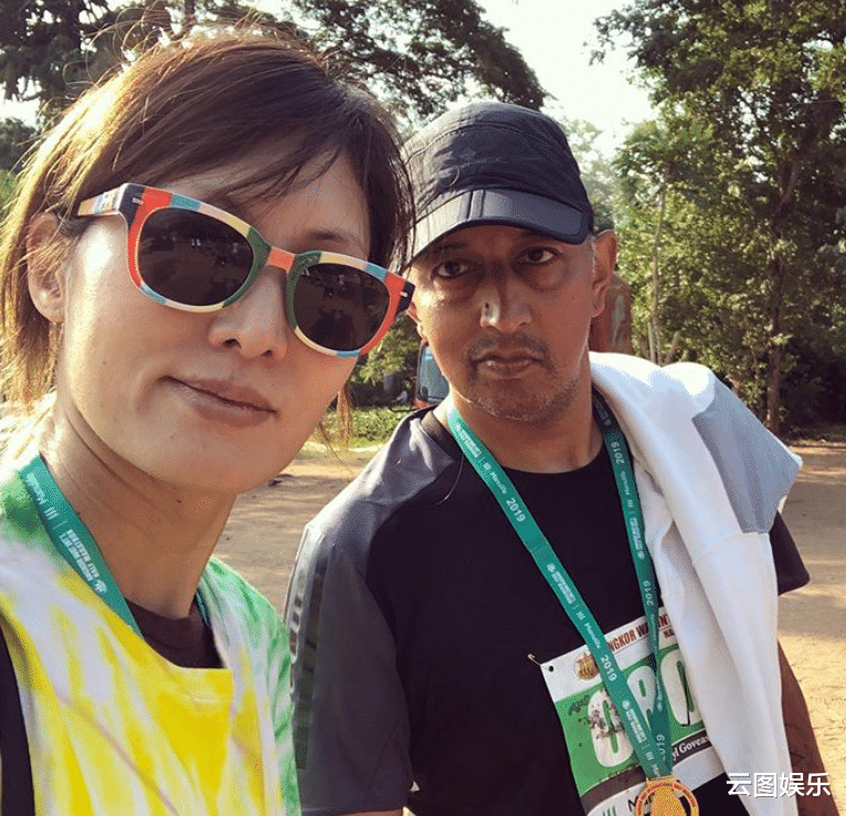 周嘉玲|港姐周嘉玲嫁印度人近况!51岁染绿发太时髦,名校毕业转行卖童装