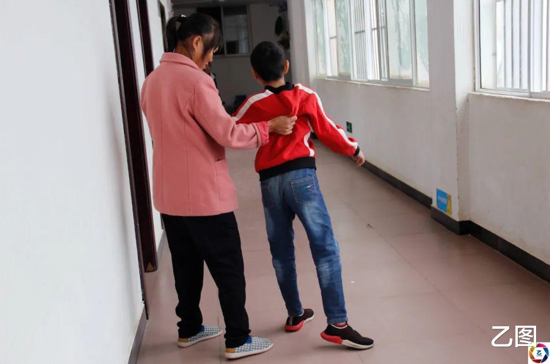 大宝患病无钱治,女子选择在家生二宝遭遇难产,毁了二宝一生