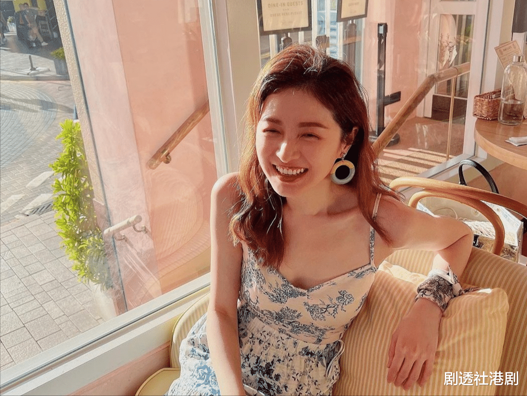 徐菁遥|前港姐化身诱人飞机师贺老公50岁生日，牛奶肌白到发光被赞是索爆人妻