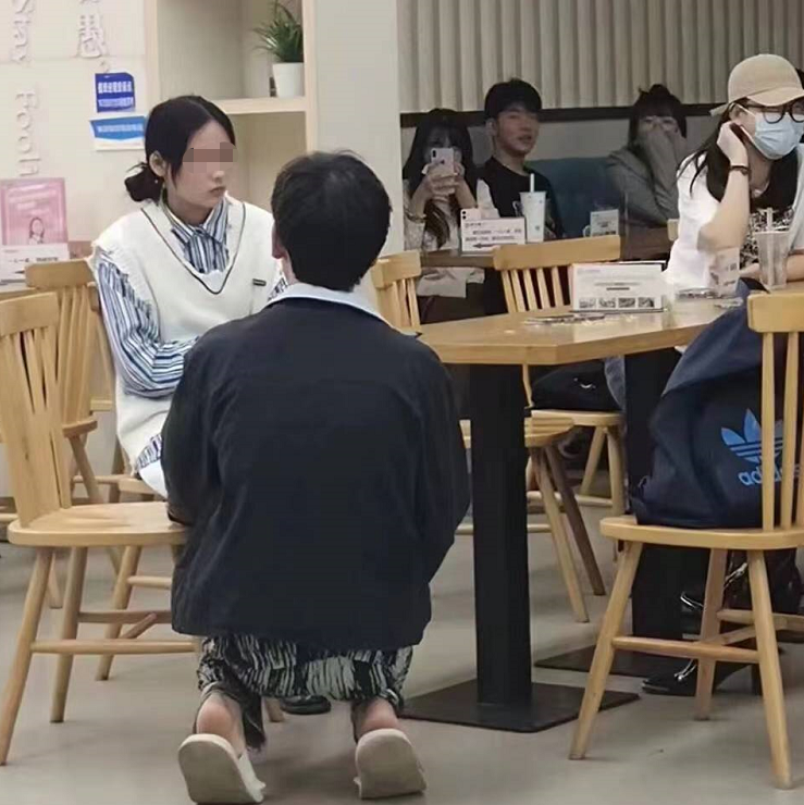 脚踏5船, 下跪道歉! 马鞍山职业技术学院现大海王, 仍被女友扇耳光