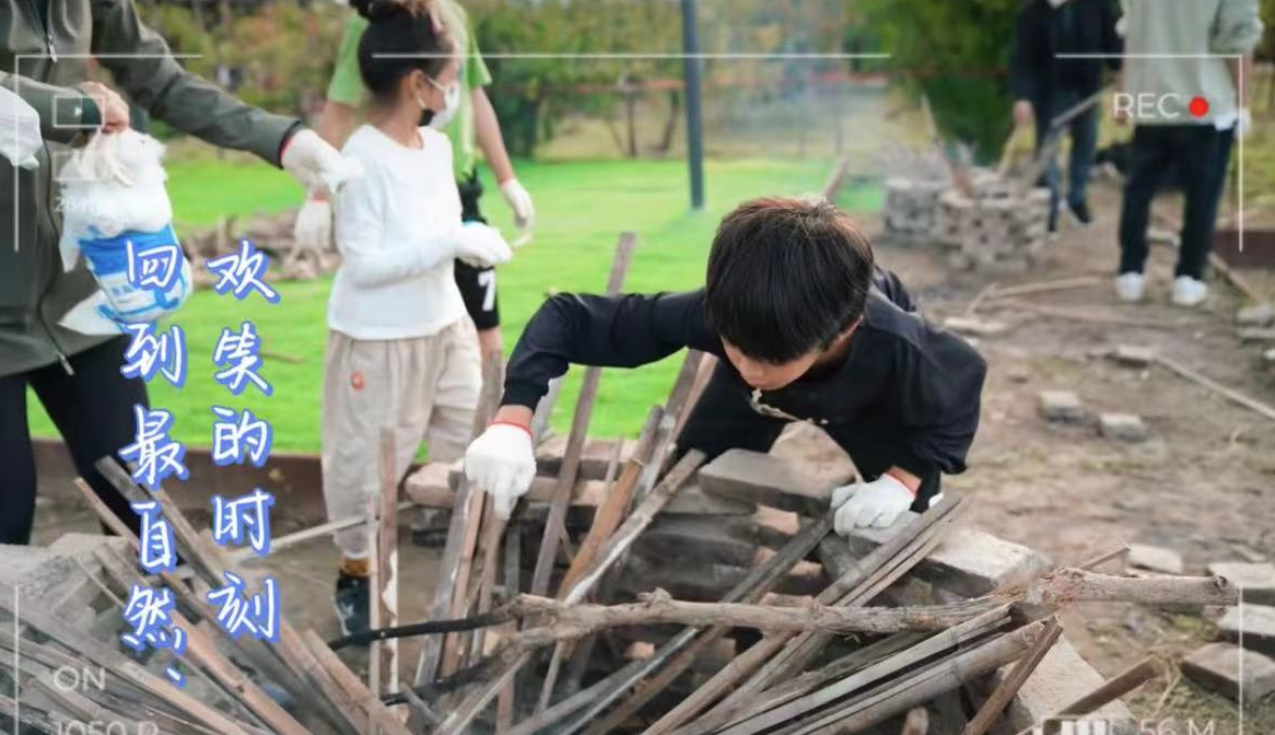 |孙俪全家乡村干农活,扛锄头下地烧柴没架子,邓超暴瘦模样认不出