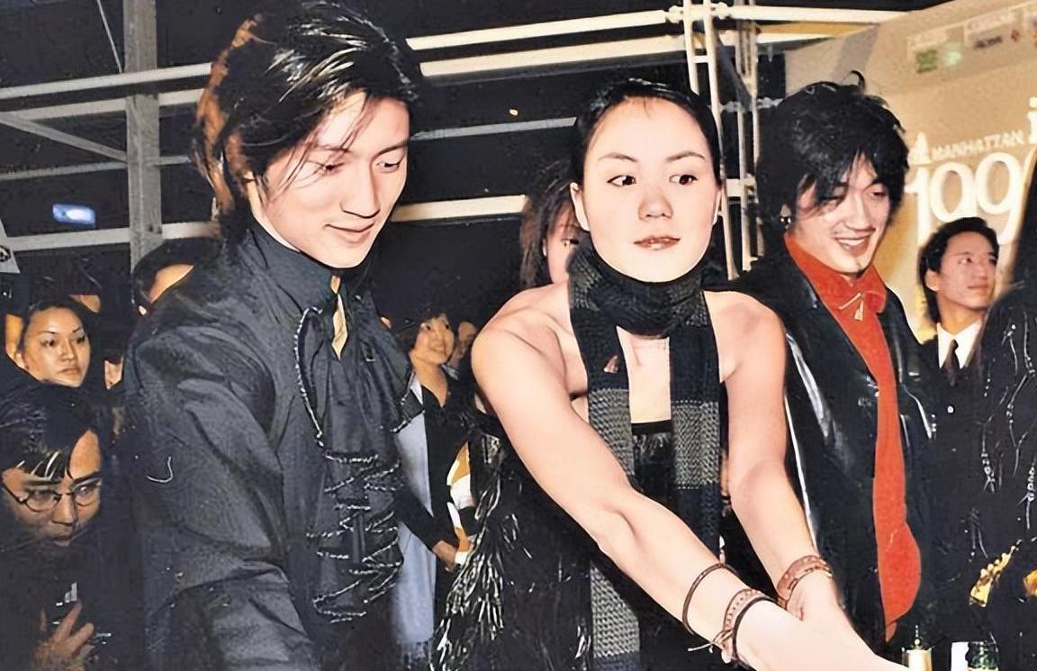 谢霆锋|感情生变?网传谢霆锋带爱猫离京,王菲独自就餐状态低落似哭过