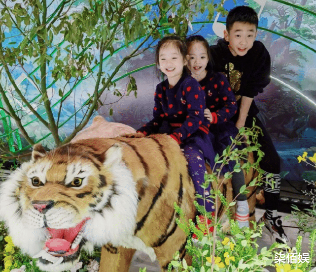 杨威|杨威晒儿子打高尔夫，12岁杨阳又瘦又高变化大，手臂肌肉线条抢镜