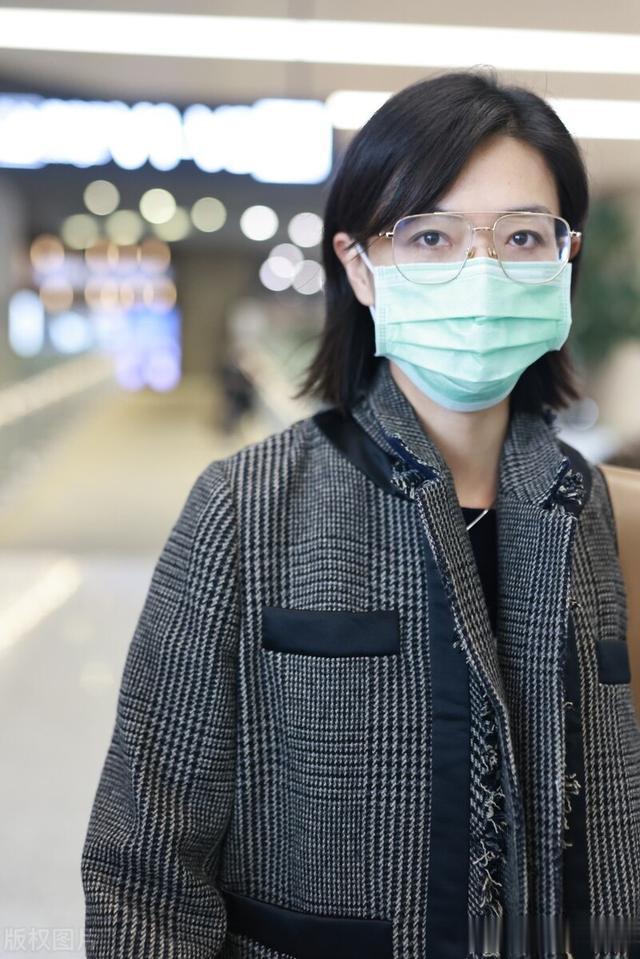 万茜|万茜现身虹桥机场 身穿灰色针织外套 成熟性感魅力十足