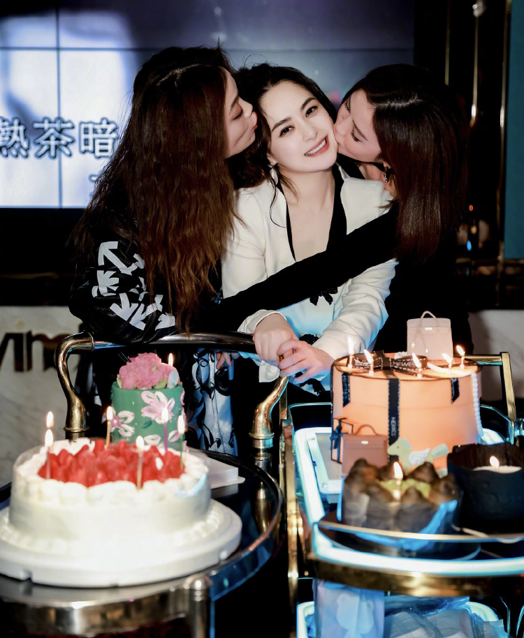 阿娇|阿Sa张韶涵零点为41岁阿娇庆生，阿娇被好姐妹夹击吻，笑容甜美